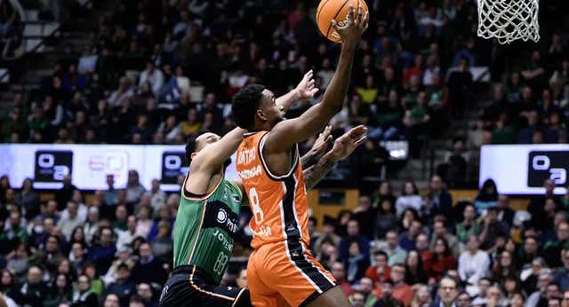 Jean Montero se marcha ovacionado por el público de Badalona tras su exhibición en la victoria de Valencia Basket