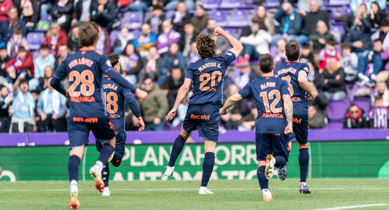 Marcos Alonso celebra con su equipo el gol de la victoria.