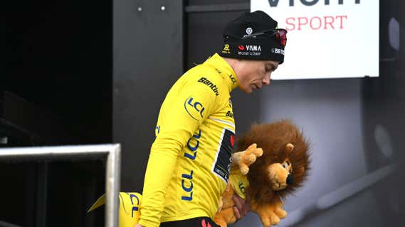 Vingegaard sube al podio en una de las etapas de la Paris Niza un día antes de caerse/Getty Images