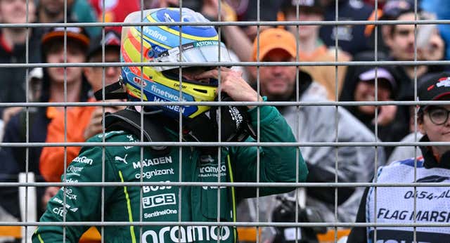 Cómo entender el gafe de Fernando Alonso a través de un puñado de piedras y el envoltorio de un sándwich