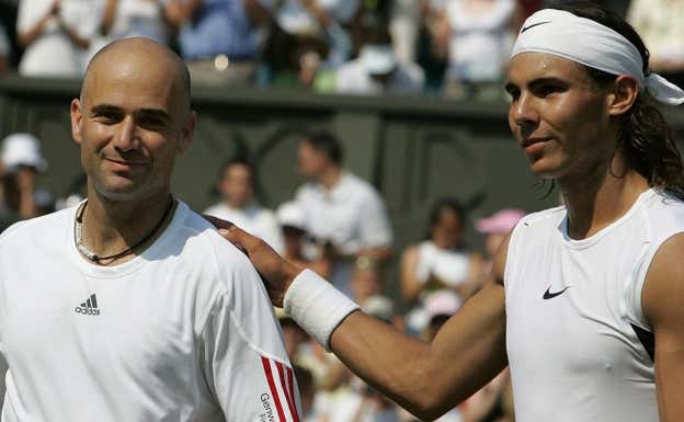 Agassi y Nadal se saludan tras medirse en Wimbledon 2005.  EPA/KIRSTY WIGGLESWORTH