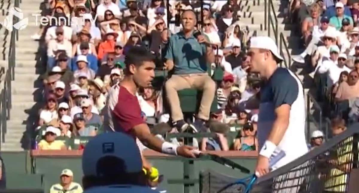 Carlos Alcaraz charla con Jack Draper en la red tras la decisión del juez de silla por un doble bote. /TennisTV