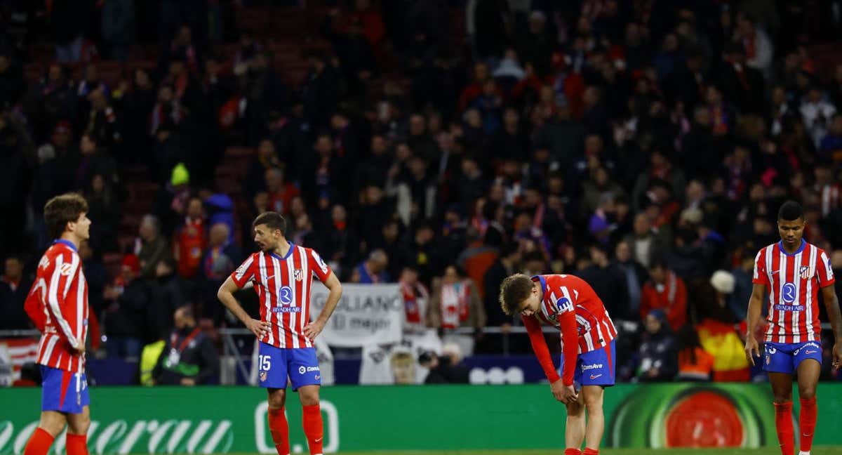 La decepción de los jugadores del Atlético tras la remontada blaugrana. /REUTERS