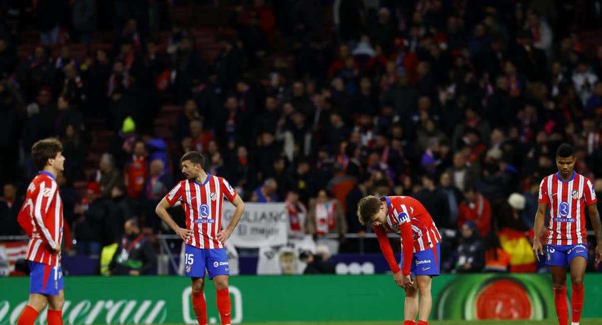 La decepción de los jugadores del Atlético tras la remontada blaugrana.