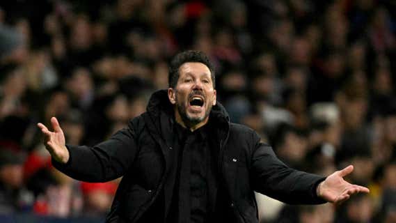 Simeone, en el partido ante el Barcelona. /AFP