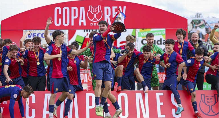 El juvenil del FC Barcelona celebra la Copa del Rey este domingo.