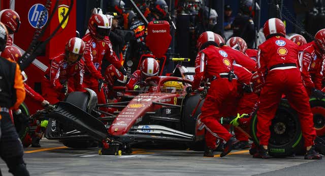 El idilio de Lewis Hamilton en Ferrari apenas dura unas vueltas y ya hay lío por los problemas de radio: «Me dijiste que llovería poco»