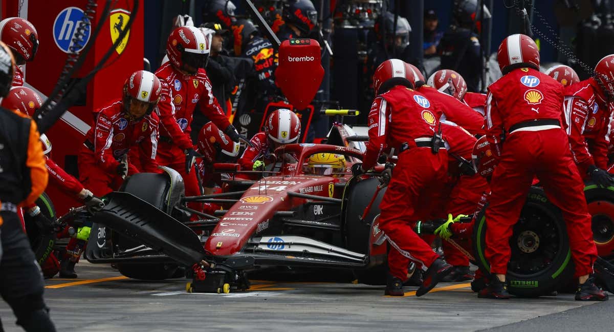 Lewis Hamilton en una parada en boxes en su debut con Ferrari.