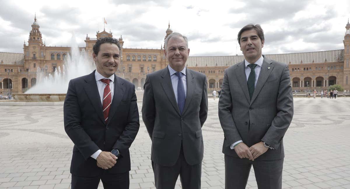 Del Nido Carrasco, José Luis Sanz y Ángel Haro posan antes del derbi de la temporada pasada./Vocento