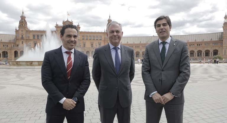 Del Nido Carrasco, José Luis Sanz y Ángel Haro posan antes del derbi de la temporada pasada.