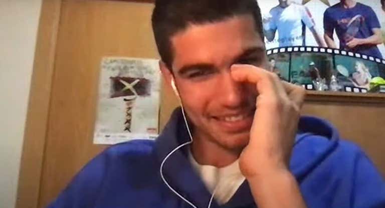 Carlos Alcaraz se emociona al ver un vídeo de sus hermanos pequeños durante la pandemia.