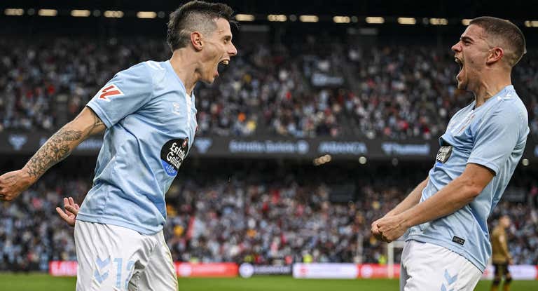 Alfon y Carreira celebran un gol.