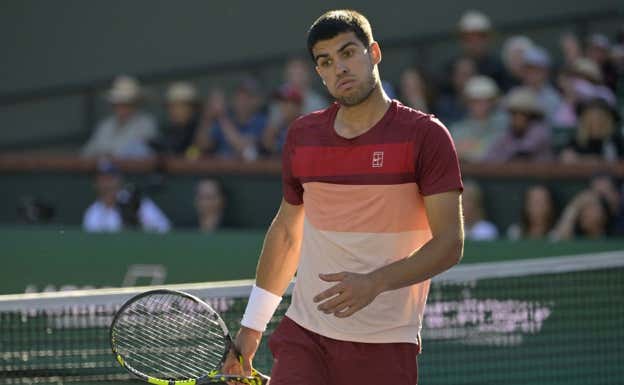 Carlos Alcaraz, contrariado durante su partido ante Draper en Indian Wells.  Reuters