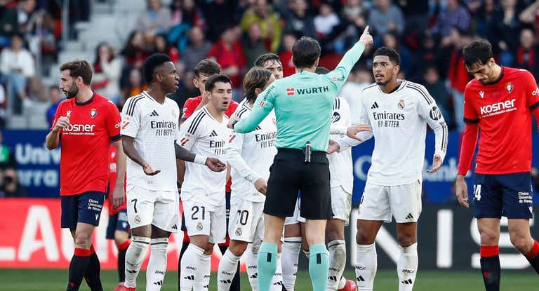 El Real Madrid protesta la expulsión de Bellingham en El Sadar.