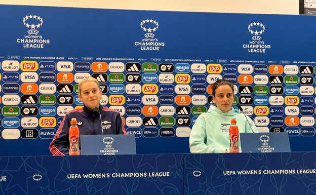 Alessia Russo y Renée durante la rueda de prensa.  RELEVO