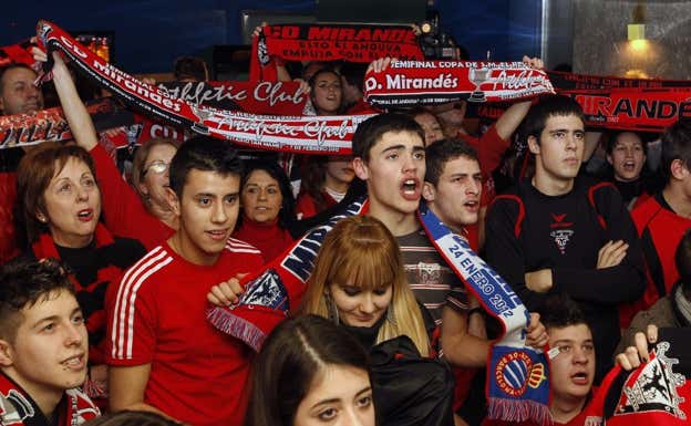 Aficionados siguiendo por la televisión un partido del Mirandés.  Archivo