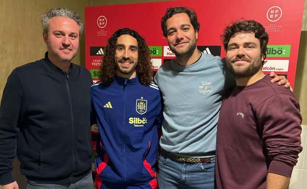 Cucu, con el chándal de la Selección, este martes en Las Rozas con los periodistas de Relevo.