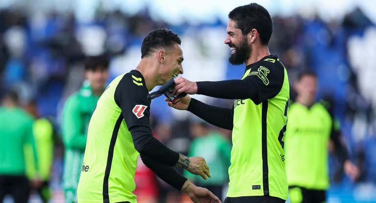 Isco y Antony se abrazan tras la victoria en Leganés.