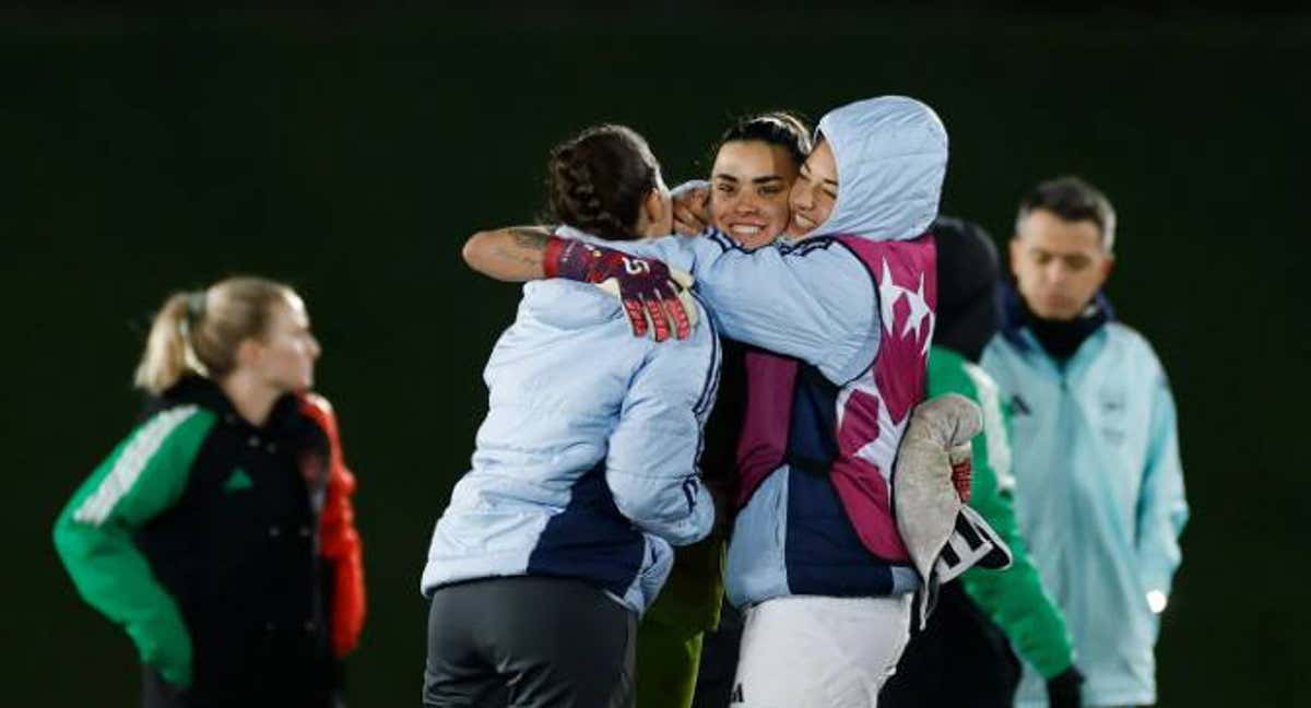 Las jugadoras del Madrid se abrazan tras ganar al Arsenal.