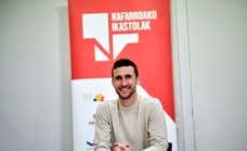 Oier Sanjurjo pasa de jugar en Primera a ser el nuevo presidente de Ikastolas en Navarra para difundir el euskera entre los jóvenes