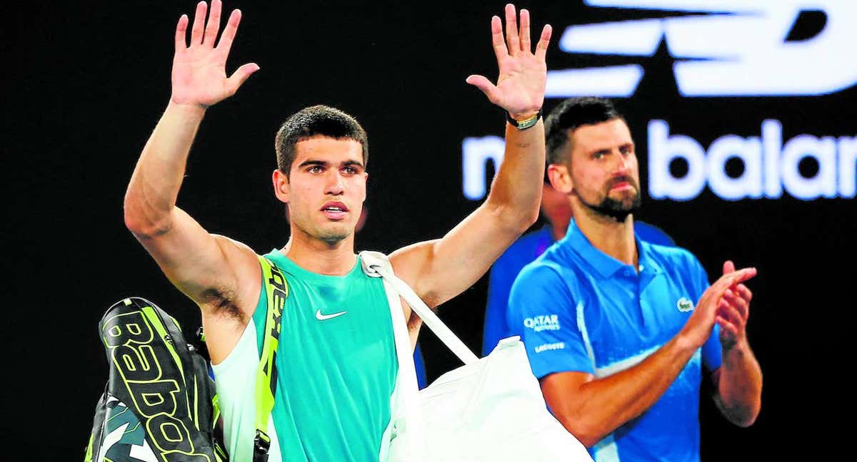 Carlos Alcaraz y Novak Djokovic, en un partido./REUTERS