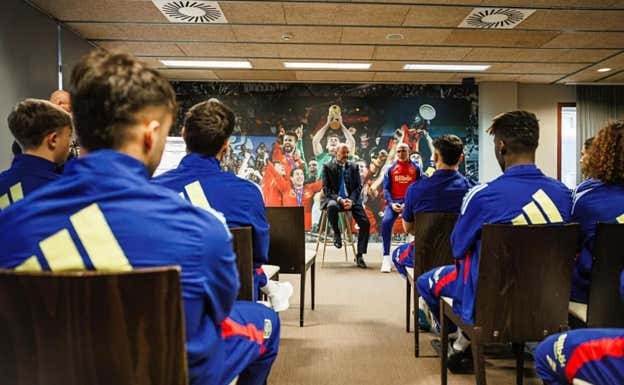 Louzán, junto a De la Fuente, en la charla del lunes a la Selección.  RFEF