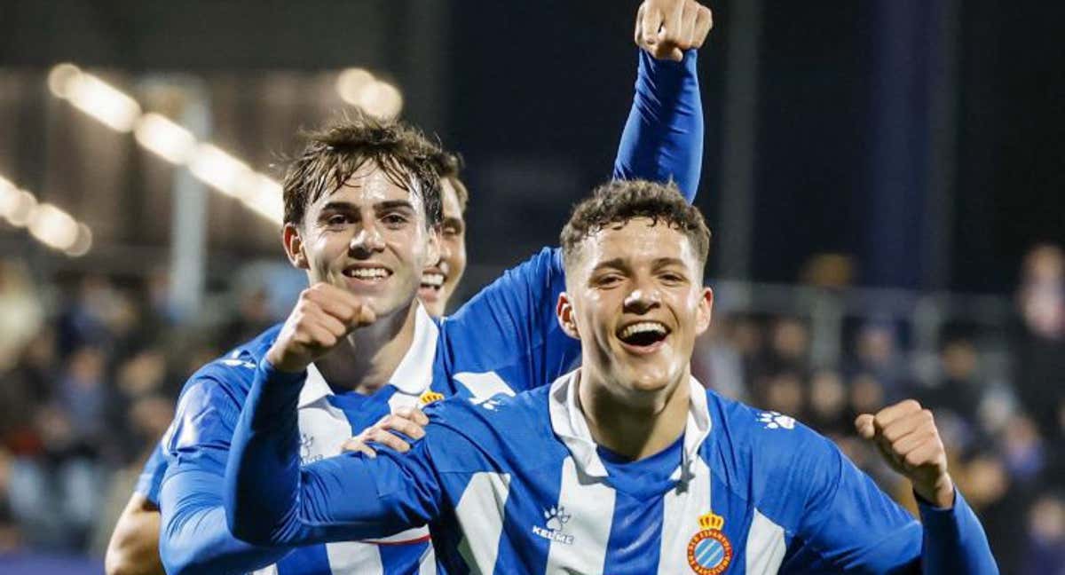 José Ángel celebrando su gol junto a Almansa. /RCDE