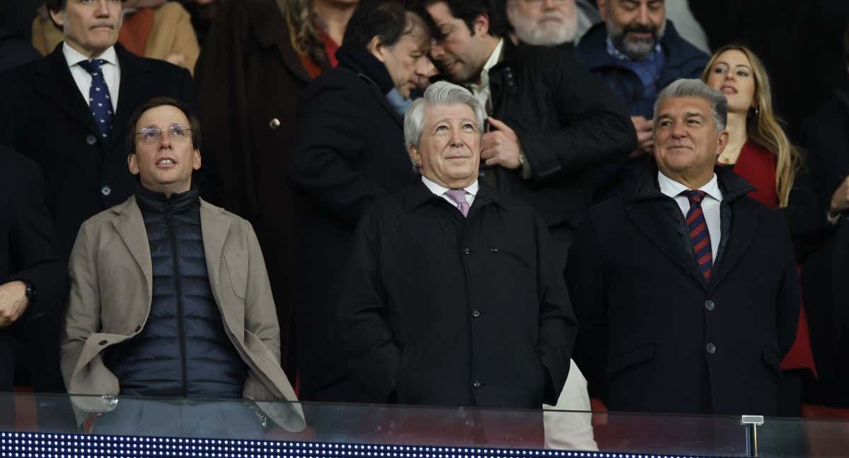 Joan Laporta, en el palco del Metropolitano en el último encuentro del Barça. /EFE