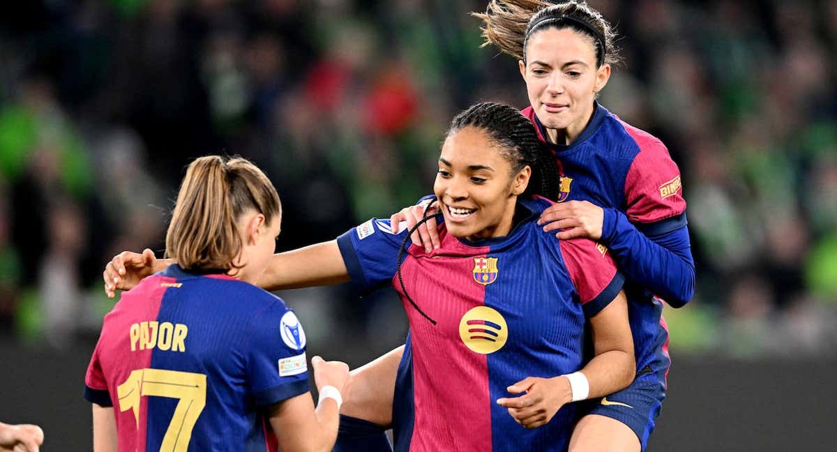 Salma Paralluelo, Aitana Bonmatí y Ewa Pajor celebran un gol del Barça ante el Wolfsburgo en la ida de los cuartos de final de la Champions femenina. /REUTERS