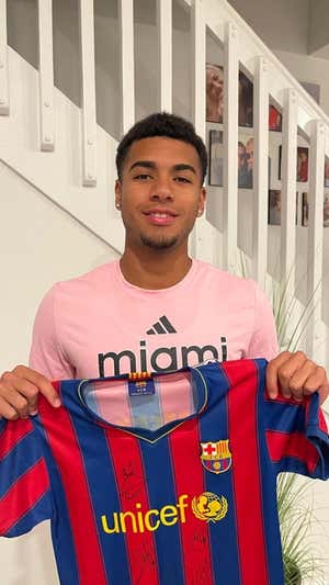 Alejandro posa con la camiseta del ABrcelona firmada por los jugadores.  Relevo