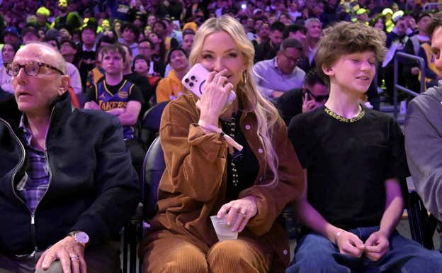 Kate Hudson en la grada del Crypto.com Arena. AFP