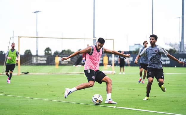 Alejandro, a la derecha, en un lance de entrenamiento con Leo Messi al fondo.  Relevo