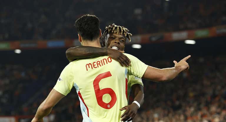 Nico Williams y Mikel Merino celebran un gol a Países Bajos con la Selección española.