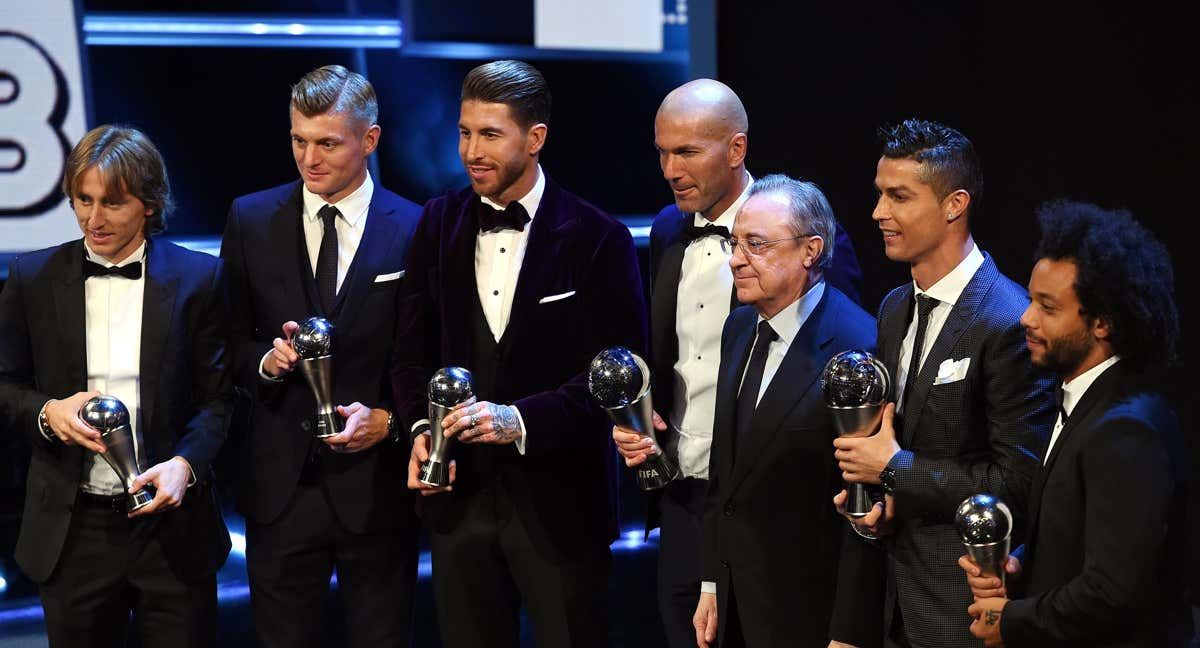 Florentino, en una gala de FIFA, con Modric, Kroos, Ramos, Zidane, Cristiano y Marcelo. /EFE