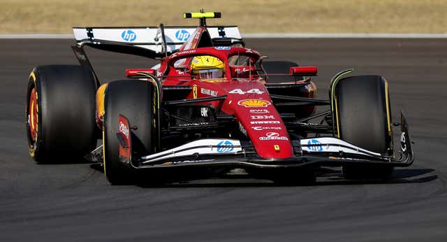 Primera alegría de Lewis Hamilton con Ferrari y doble chasco para Fernando Alonso y Carlos Sainz, ambos fuera del top diez