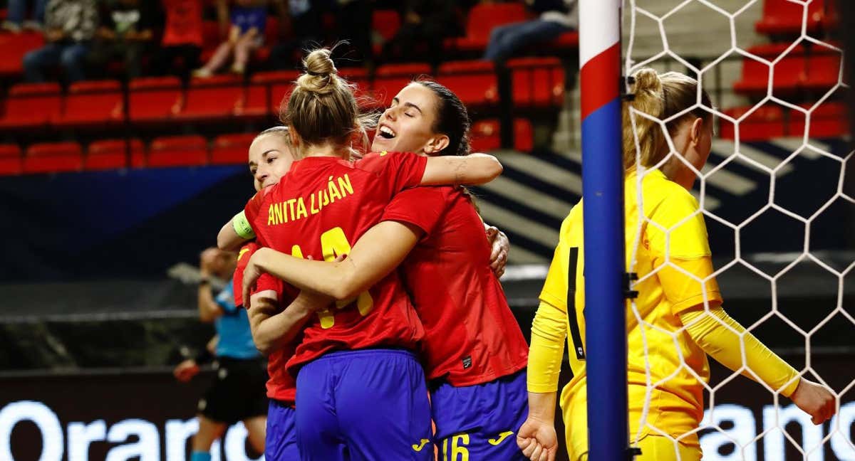 Anita Luján celebra la clasificación con Peque e Irene Córdoba. /RFEF