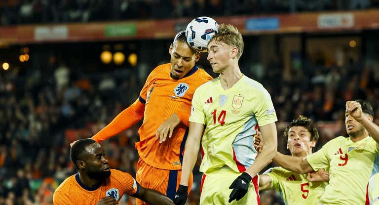 Virgil van Dijk y Dean Huijsen pugnan por un balón.