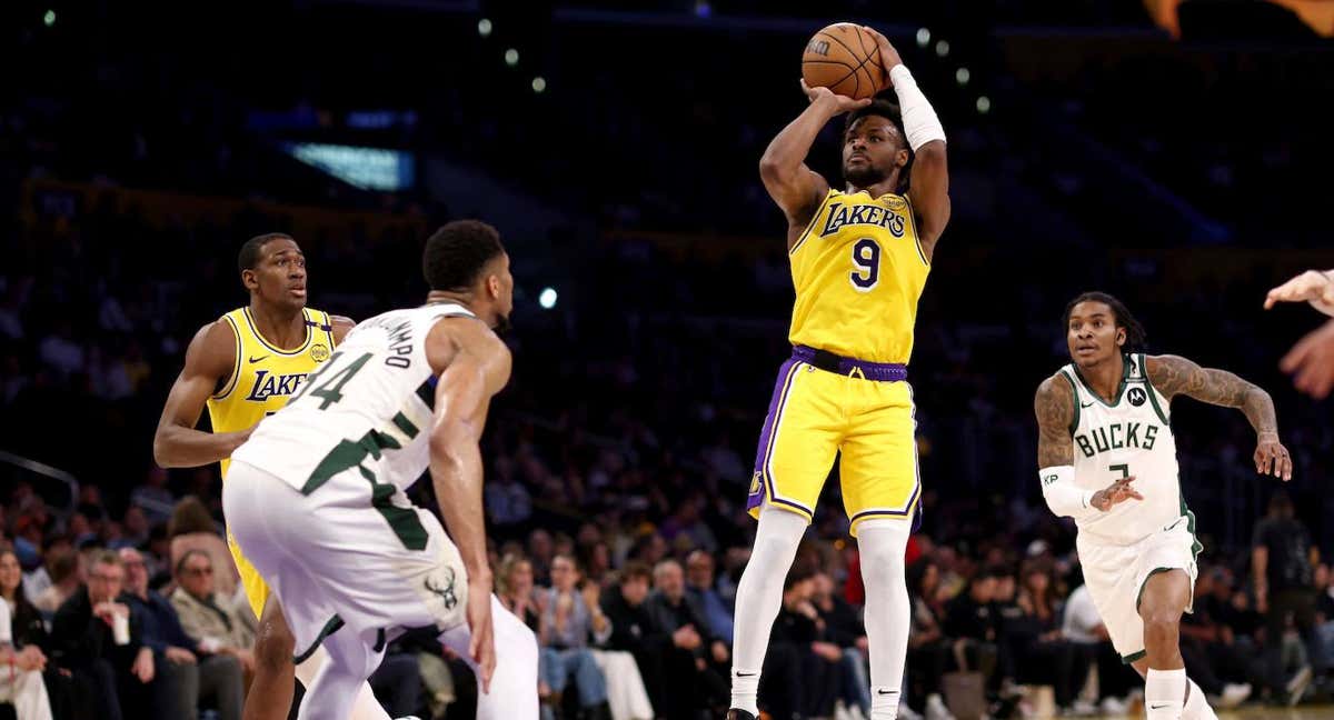 Bronny James lanza a canasta ante la mirada de Giannis.