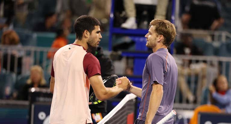 Alcaraz saluda a Goffin tras la derrota en Miami.