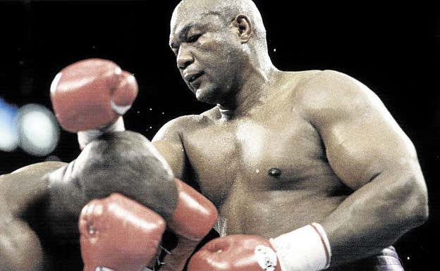 Foreman golpea a Moorer. AFP