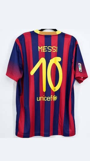 La camiseta de Messi con la tipografía de Anna Vives.  Cedida por Marc Vices