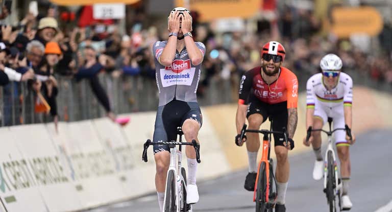 Mathieu van der Poel celebra la Milán-San Remo por delante de Ganna y Pogacar.