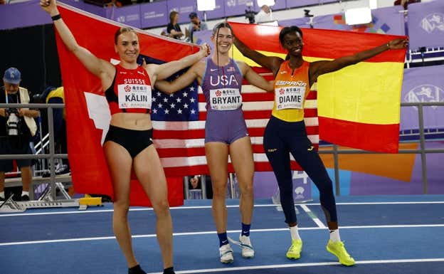 Diame posa con sus compañeras en el podio mundial indoor. REUTERS