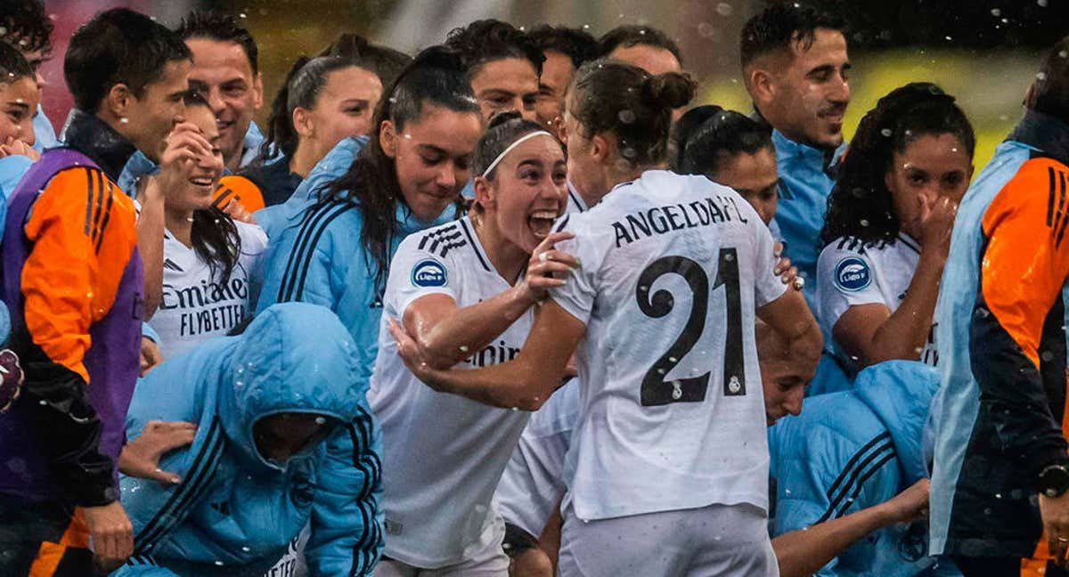 Las jugadoras del Real Madrid celebran su primera victoria ante el Barça en el partido disputado en Montjuic.