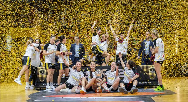 Una carrera con champán, un grito de “tequila” y el “no nos lo creemos” que tiene al Hozono Global Jairis en una nube tras ganar la Copa
