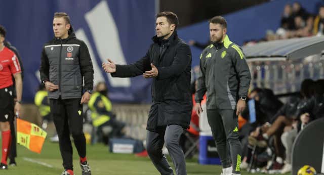 El debut de Gabi en el banquillo del Zaragoza se salda con un empate y una prórroga a la situación límite del club