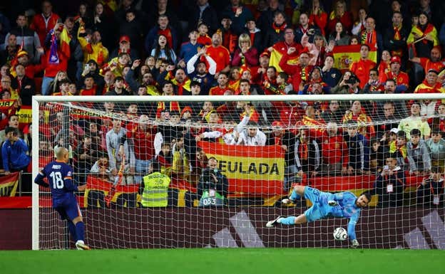 Unai Detuvo el penalti lanzado por Malen.  REUTERS