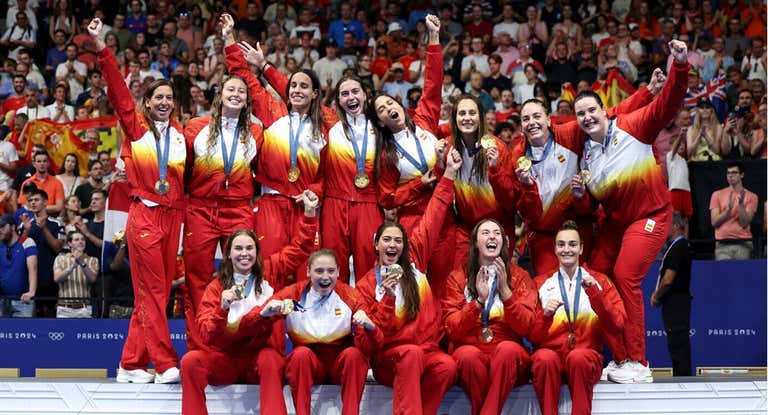 La Selección femenina de waterpolo después de conseguir el oro olímpico en París.