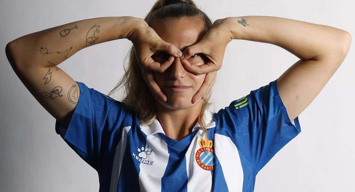 Laia Ballesté, jugadora del Espanyol, durante una sesión de fotos para el inicio de la temporada de Liga F.