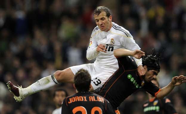 Rafael Van der Vaart durante un partido con el Real Madrid. AFP